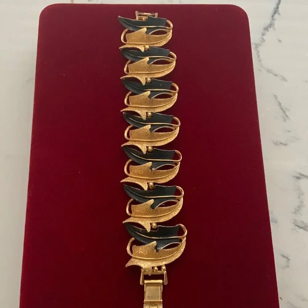 Vintage Signed Mode Art Bracelet